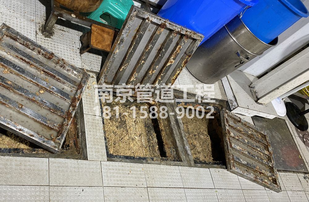 278洲岛家园城管中队食堂隔油池清理